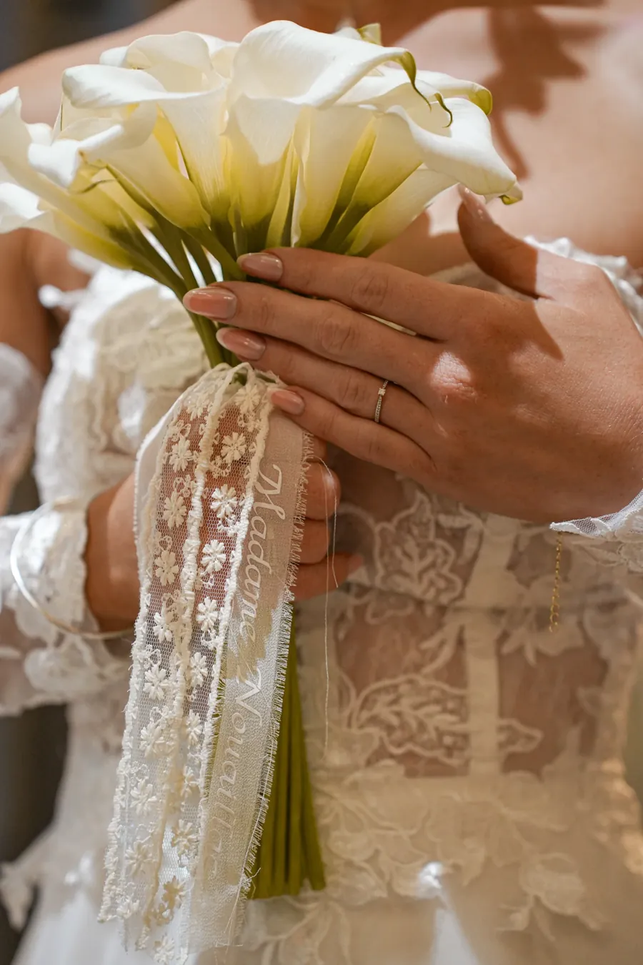 Bouquet d'arums tenu par la mariée