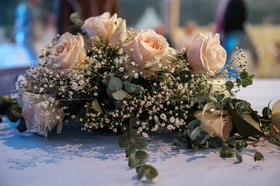 Centre de table de roses pâles et gypsophile