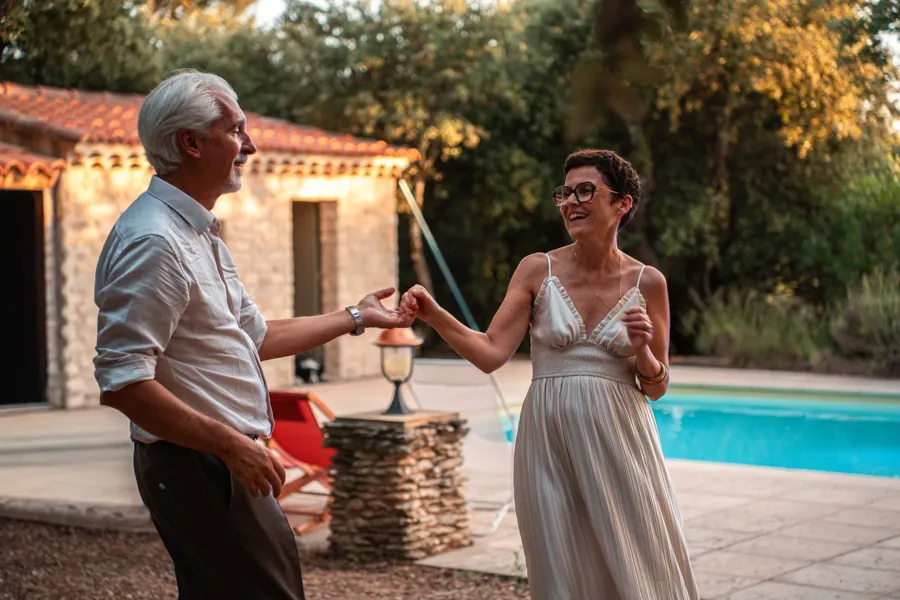Les mariés dansent au bord de la piscine, en fin de journée