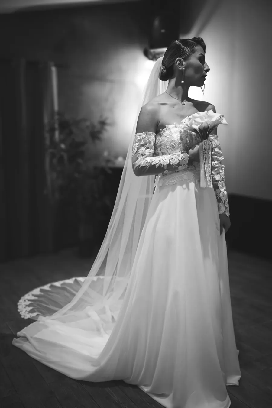 Mariée en robe et voile, portrait en noir et blanc