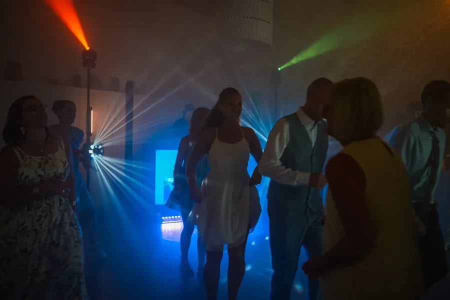 Piste de danse d'un mariage traversée de faisceaux de lumière